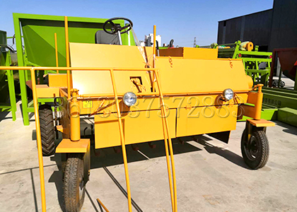 Agricultural waste composting machine