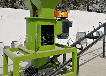 Vertical manure fertilizer crusher