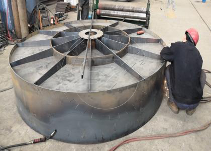 Our Workers are Making the Big Plate of the Pan Granulator