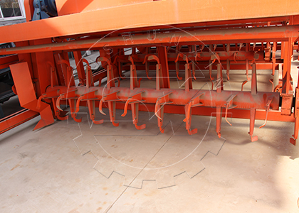 The Internal Structure of the Groove Type Compost Turner