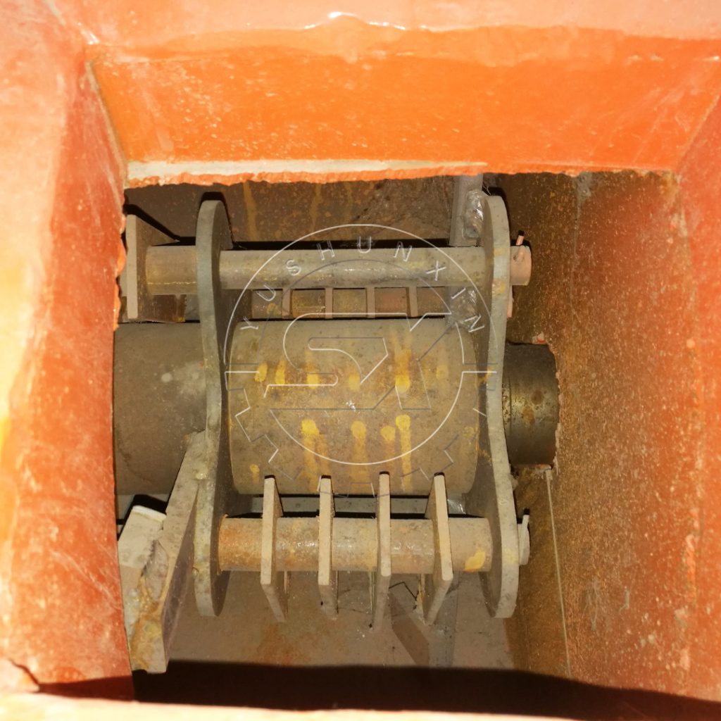 Inside of semi-wet crusher