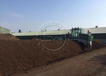 Windrow organic fertilizer composting equipment working